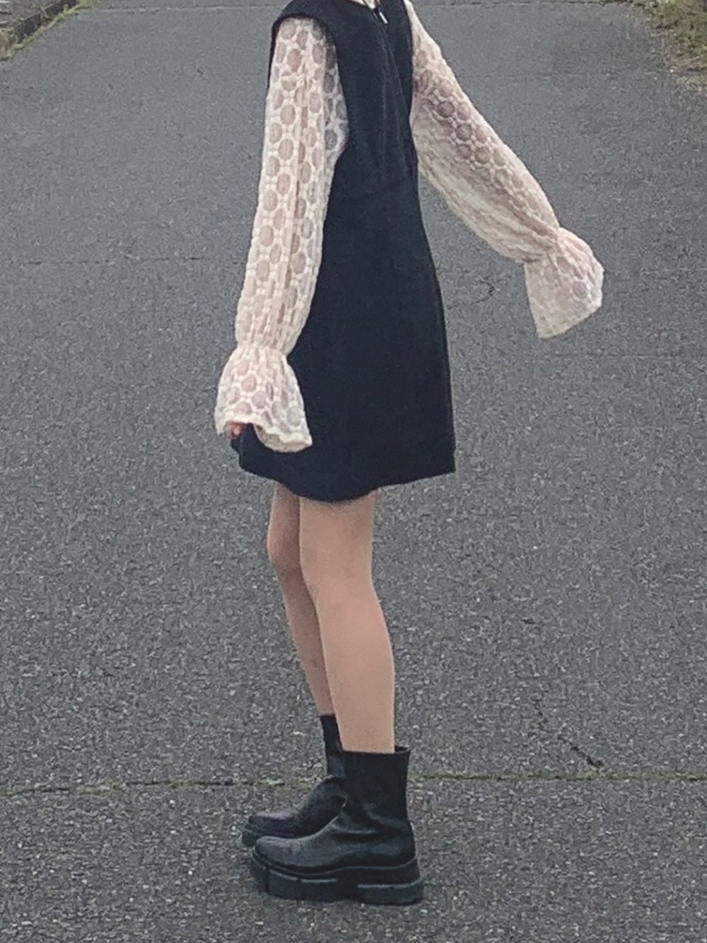 ホワイト系のTシャツ/カットソー、グレー系のワンピース、ブラック系のショルダーバッグを着用したレディースの春コーディネートの2枚目の写真