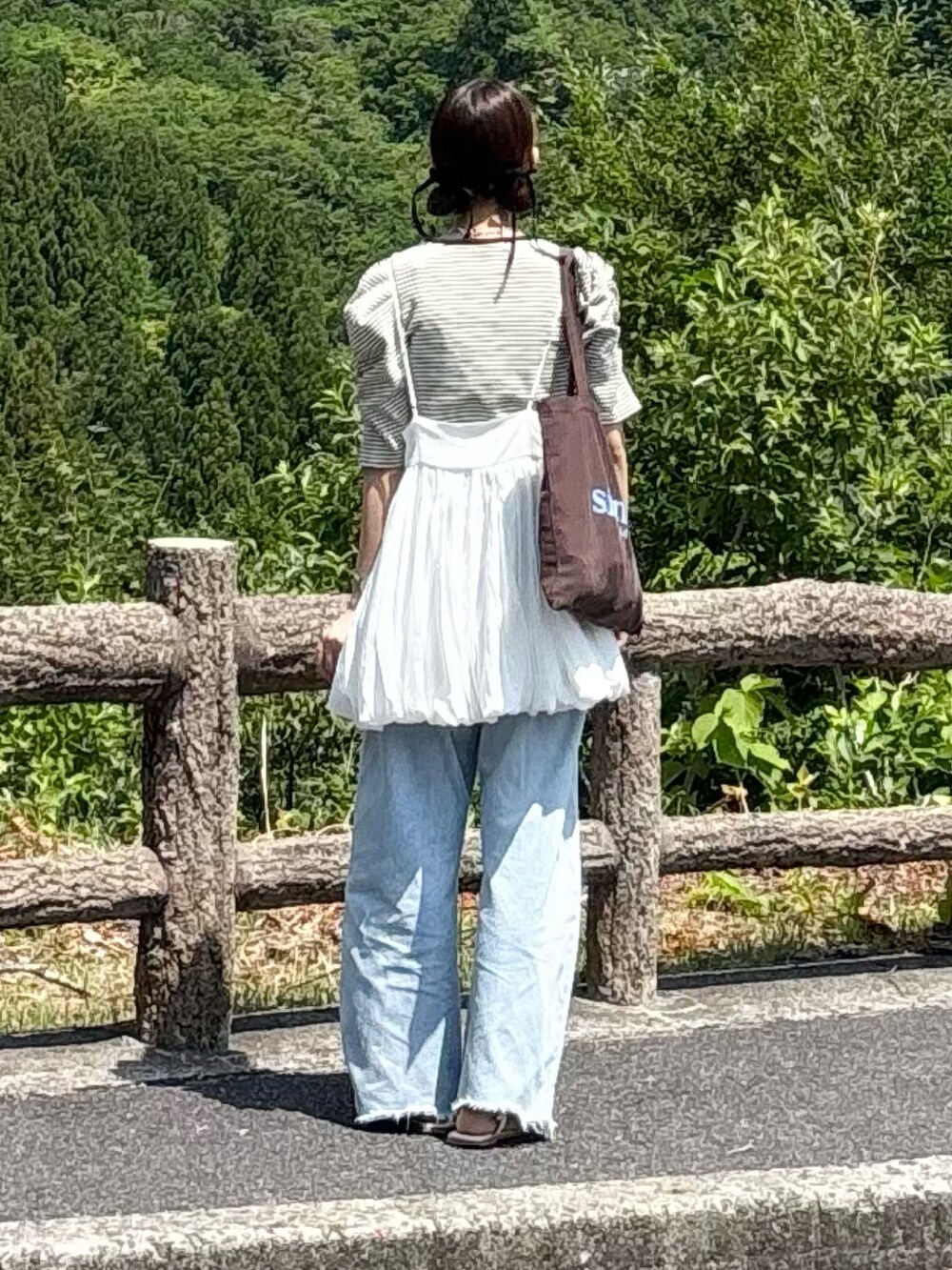 ホワイト系のTシャツ/カットソー、ブラウン系のトートバッグ、ホワイト系のキャミソールを着用したレディースの夏コーディネートの2枚目の写真