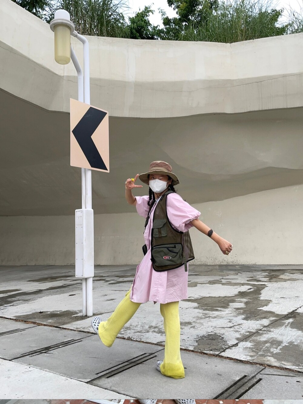 イエロー系のその他パンツ、ピンク系のその他トップス、グリーン系のその他トップスを着用したレディースの冬コーディネートの2枚目の写真