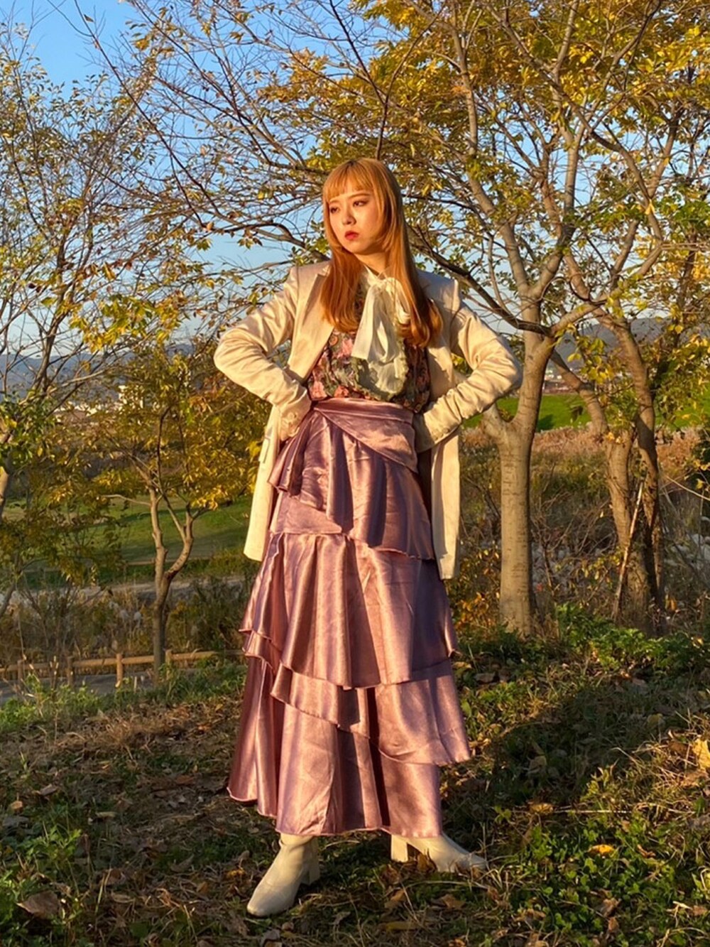 ホワイト系のジャケット/アウターを着用したレディースの冬コーディネートの2枚目の写真