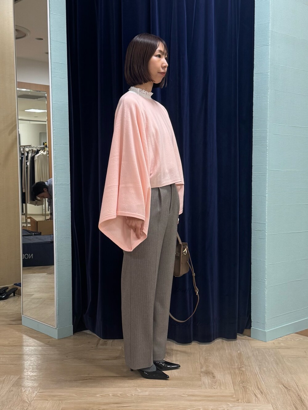 ブラウン系のその他パンツ、ピンク系のニット/セーター、ベージュ系のショルダーバッグを着用したレディースの秋コーディネートの2枚目の写真