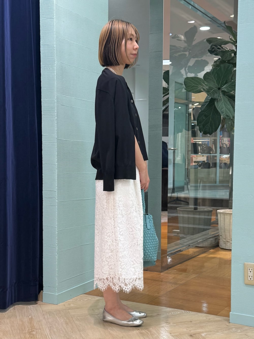 ブルー系のカーディガン/ボレロ、ホワイト系のその他パンツ、ブルー系のショルダーバッグを着用したレディースの春コーディネートの3枚目の写真