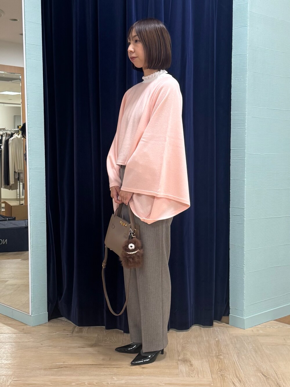 ブラウン系のその他パンツ、ピンク系のニット/セーター、ベージュ系のショルダーバッグを着用したレディースの秋コーディネートの4枚目の写真