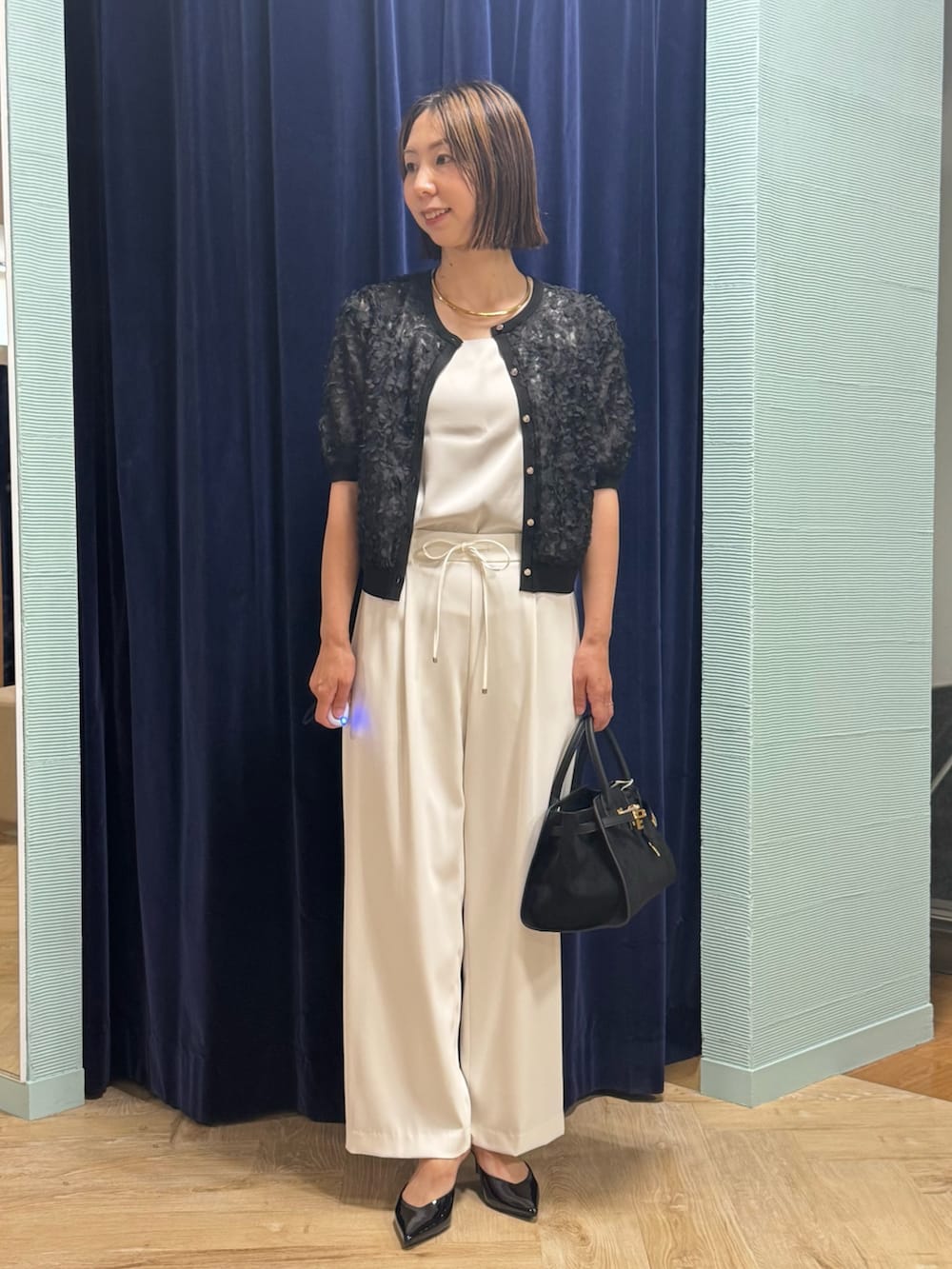 「おでかけコーデ、お出かけコーデ、ラクチンコーデ、休日スタイル、オトナ女子、今日のコーデ、大人コーデ、タンクトップ、30代コーデ、夏コーデ、パンツスタイル、パンツコーデ、カーディガン、カーディガンコーデ、きれいめカジュアル」｜「NOLLEY’Sの《セットアップ対応》ウォッシャブルツイルイージータックワイドパンツ（その他パンツ、ホワイト系）」を使った、nol tsujiさん（骨格ウェーブ・レディース・164cm）の夏コーディネートの2枚目の写真
