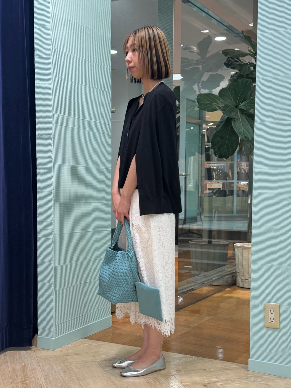 ブルー系のカーディガン/ボレロ、ホワイト系のその他パンツ、ブルー系のショルダーバッグを着用したレディースの春コーディネートの4枚目の写真