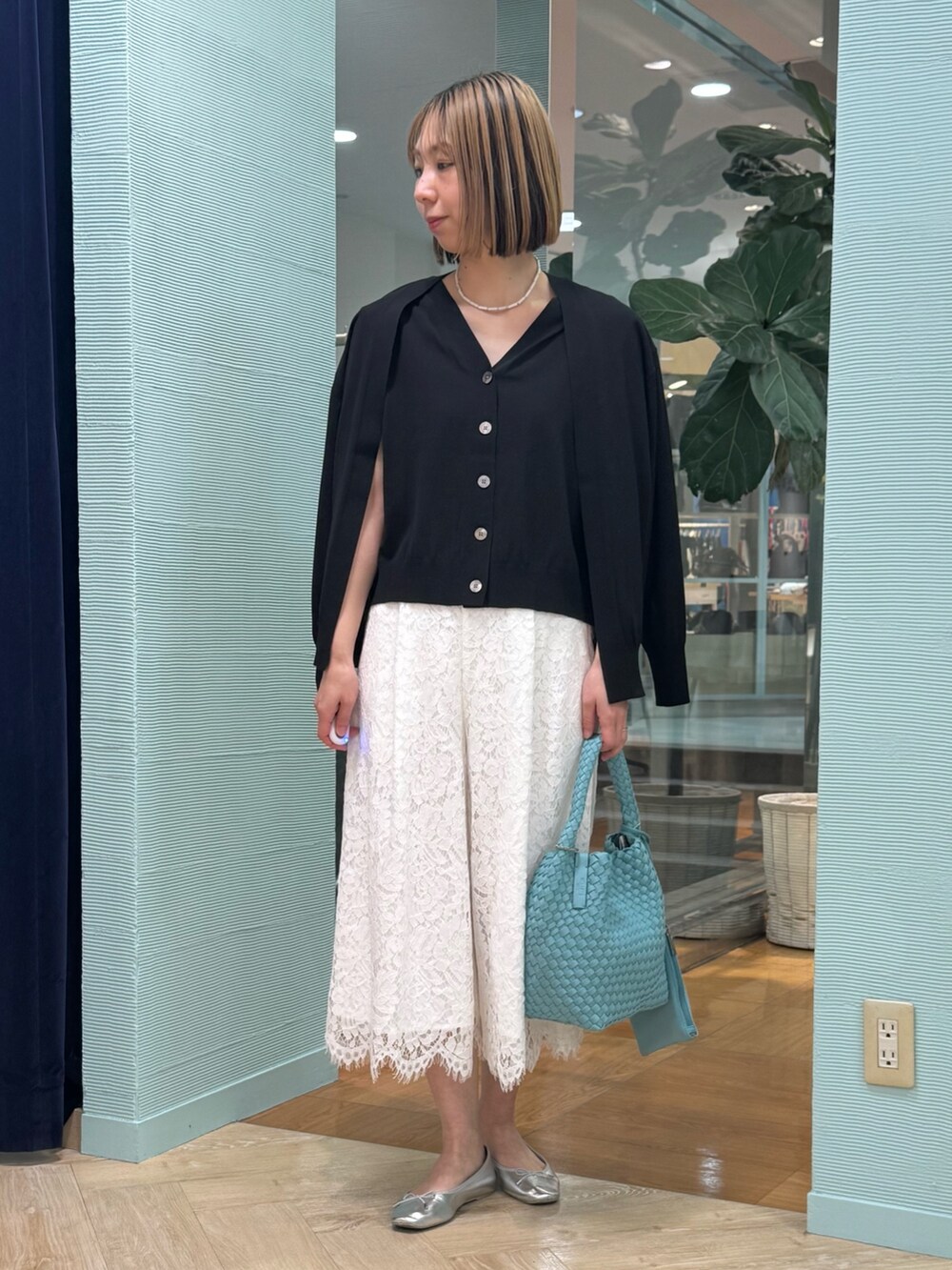 ブルー系のカーディガン/ボレロ、ホワイト系のその他パンツ、ブルー系のショルダーバッグを着用したレディースの春コーディネートの2枚目の写真