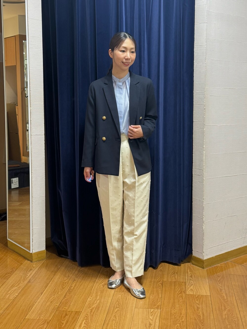 ホワイト系のその他パンツ、ブルー系のシャツ/ブラウス、ブルー系のテーラードジャケットを着用したレディースの春コーディネートの2枚目の写真