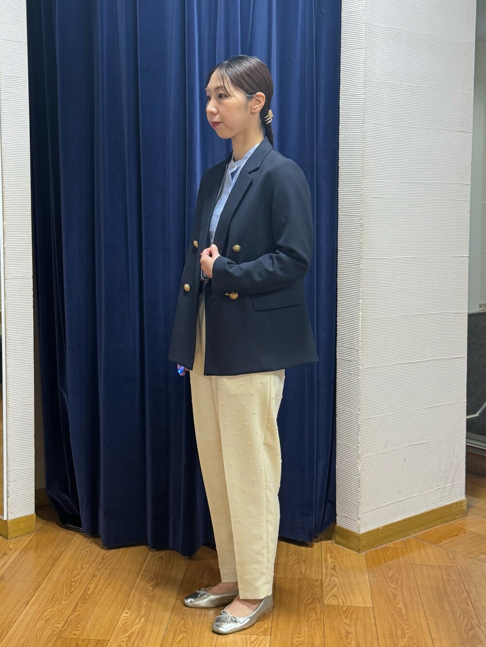 ホワイト系のその他パンツ、ブルー系のシャツ/ブラウス、ブルー系のテーラードジャケットを着用したレディースの春コーディネートの4枚目の写真