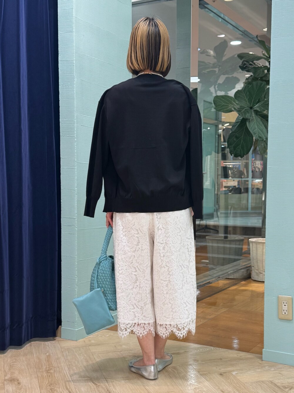 ブルー系のカーディガン/ボレロ、ホワイト系のその他パンツ、ブルー系のショルダーバッグを着用したレディースの春コーディネートの5枚目の写真