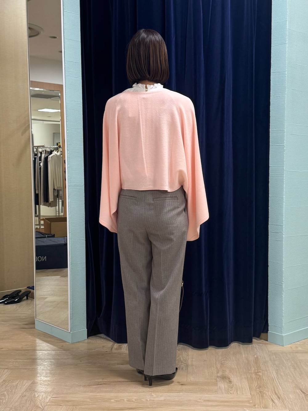 ブラウン系のその他パンツ、ピンク系のニット/セーター、ベージュ系のショルダーバッグを着用したレディースの秋コーディネートの3枚目の写真