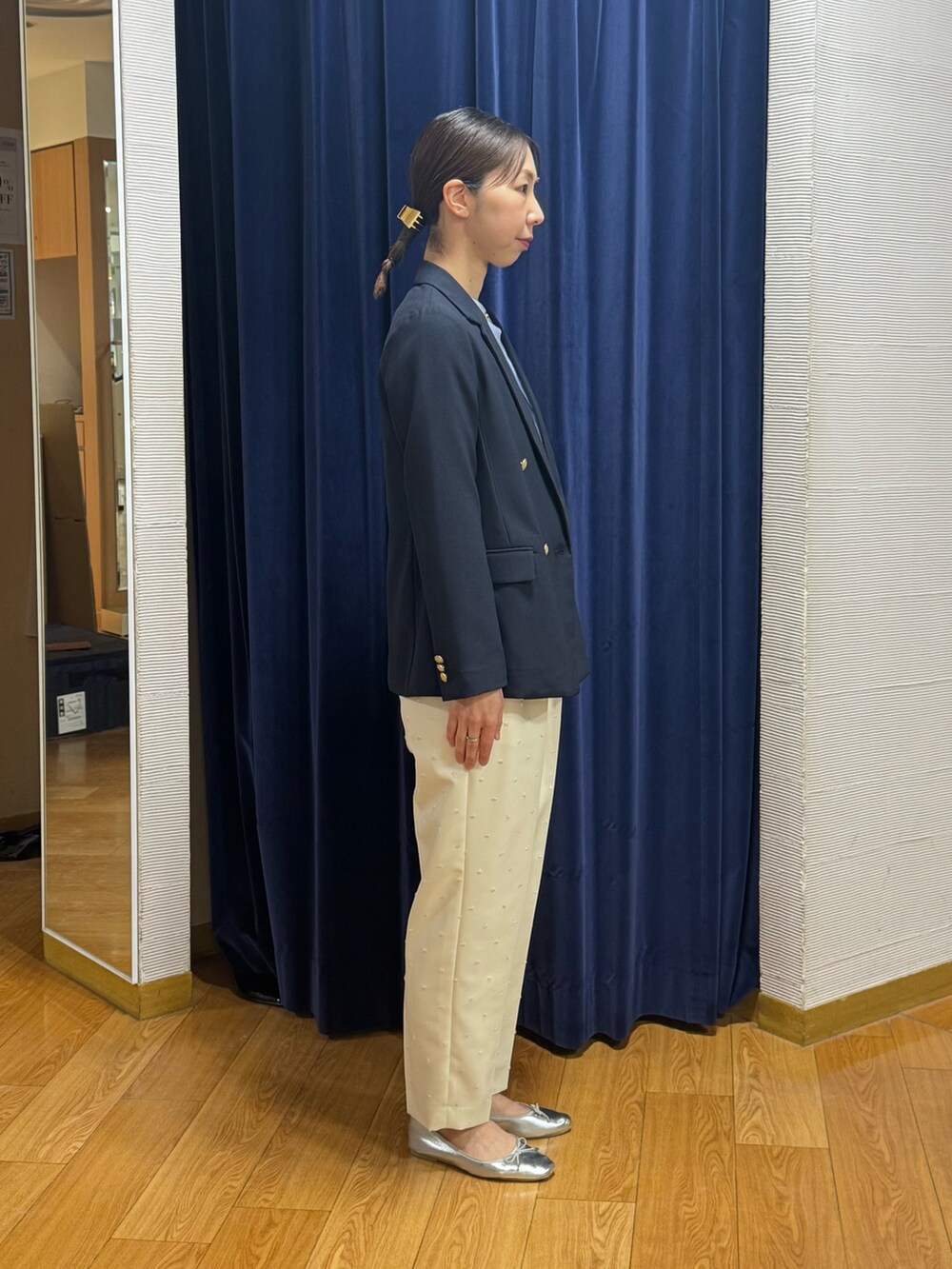 ホワイト系のその他パンツ、ブルー系のシャツ/ブラウス、ブルー系のテーラードジャケットを着用したレディースの春コーディネートの3枚目の写真