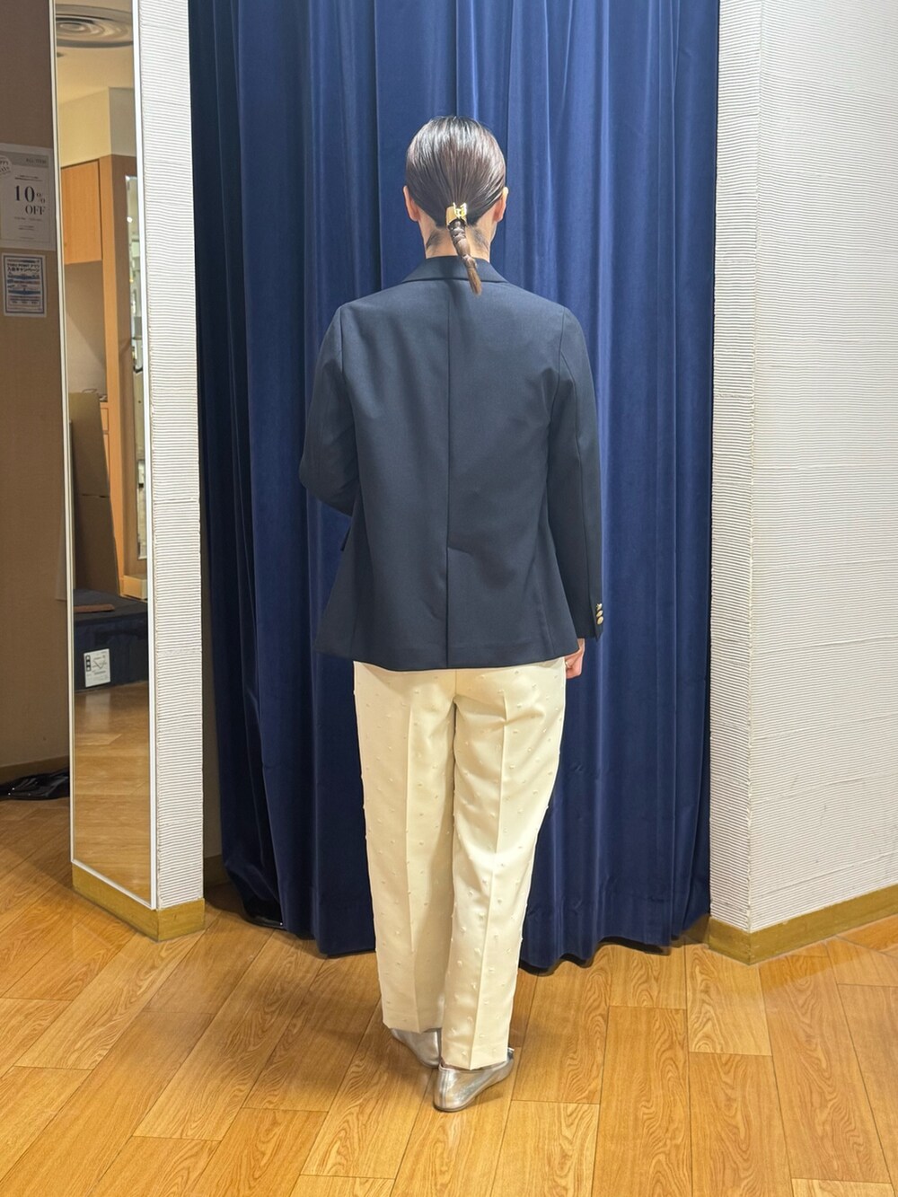 ホワイト系のその他パンツ、ブルー系のシャツ/ブラウス、ブルー系のテーラードジャケットを着用したレディースの春コーディネートの5枚目の写真