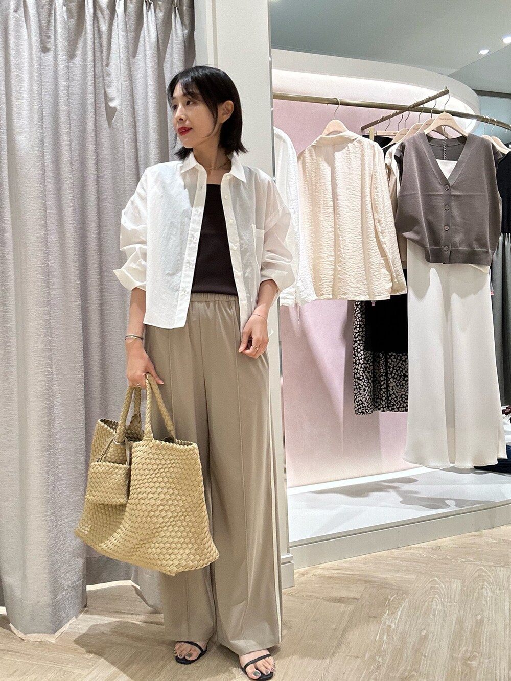 ブラウン系のキャミソール、ホワイト系のシャツ/ブラウス、ベージュ系のその他パンツを着用したレディースの夏コーディネートの2枚目の写真