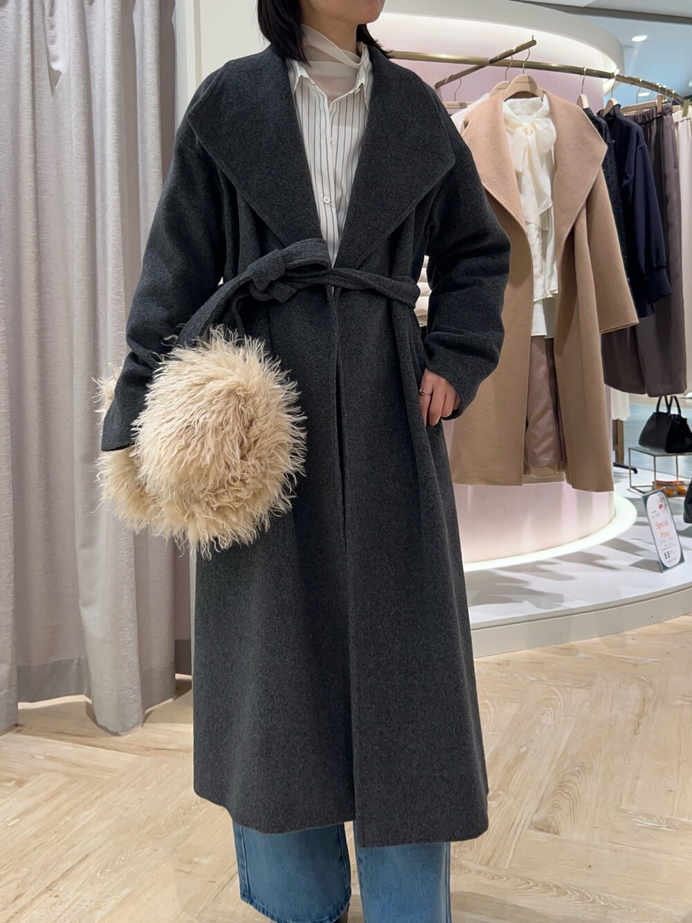 ホワイト系のTシャツ/カットソー、ホワイト系のシャツ/ブラウス、ベージュ系のショルダーバッグを着用したレディースの秋コーディネートの3枚目の写真