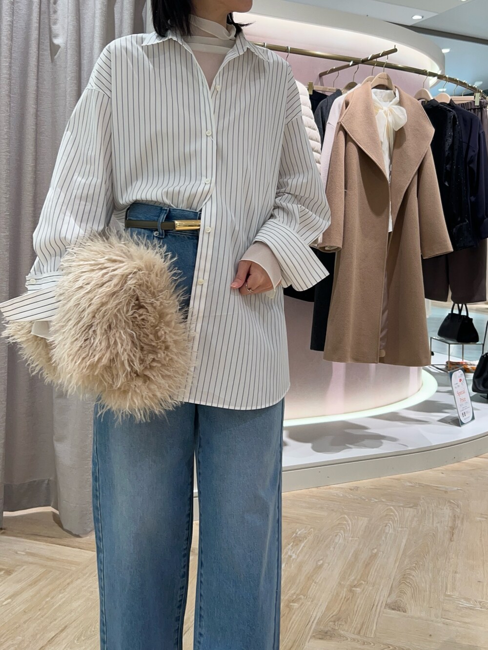 ホワイト系のTシャツ/カットソー、ホワイト系のシャツ/ブラウス、ベージュ系のショルダーバッグを着用したレディースの秋コーディネートの7枚目の写真