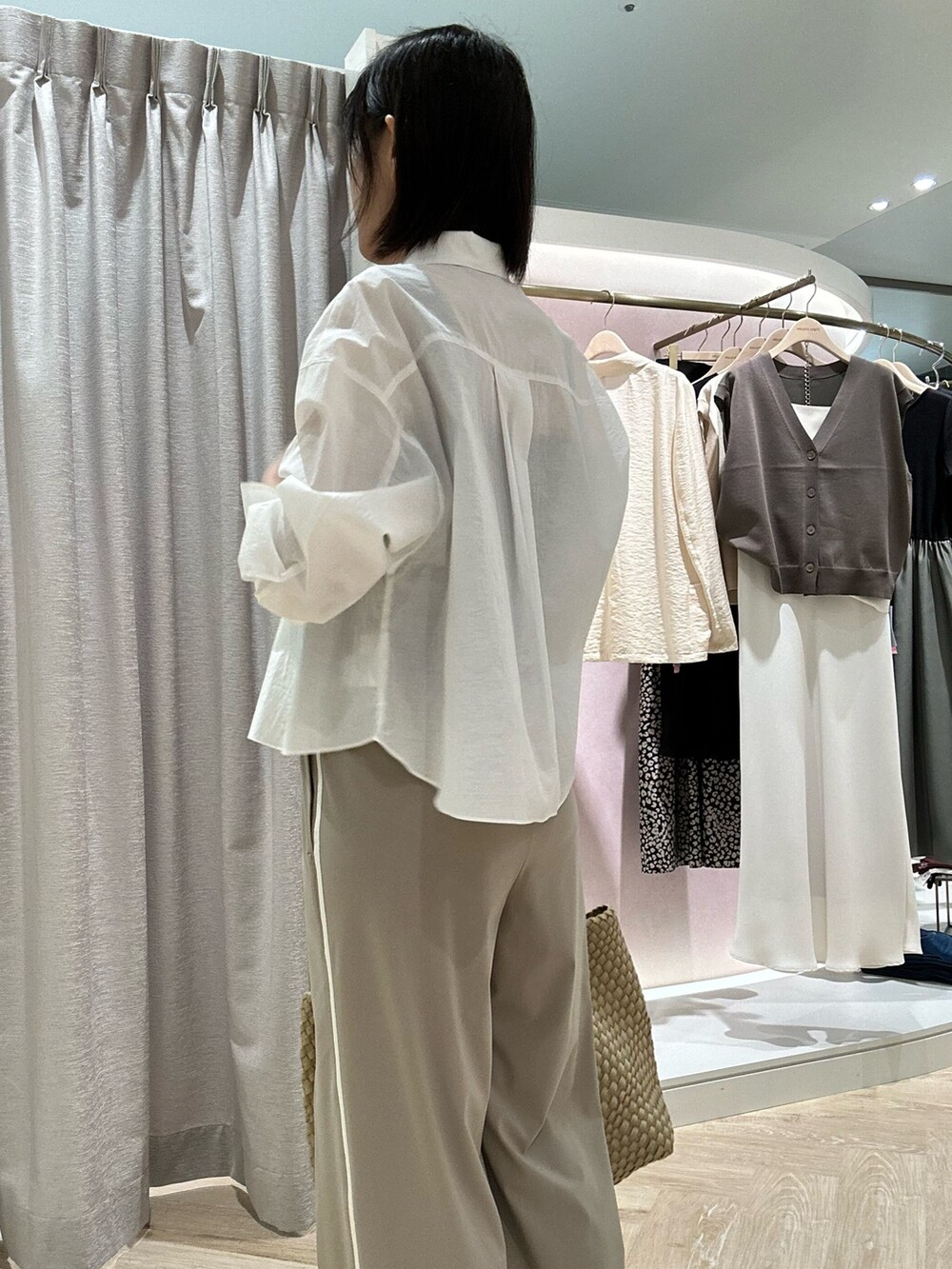 ブラウン系のキャミソール、ホワイト系のシャツ/ブラウス、ベージュ系のその他パンツを着用したレディースの夏コーディネートの6枚目の写真