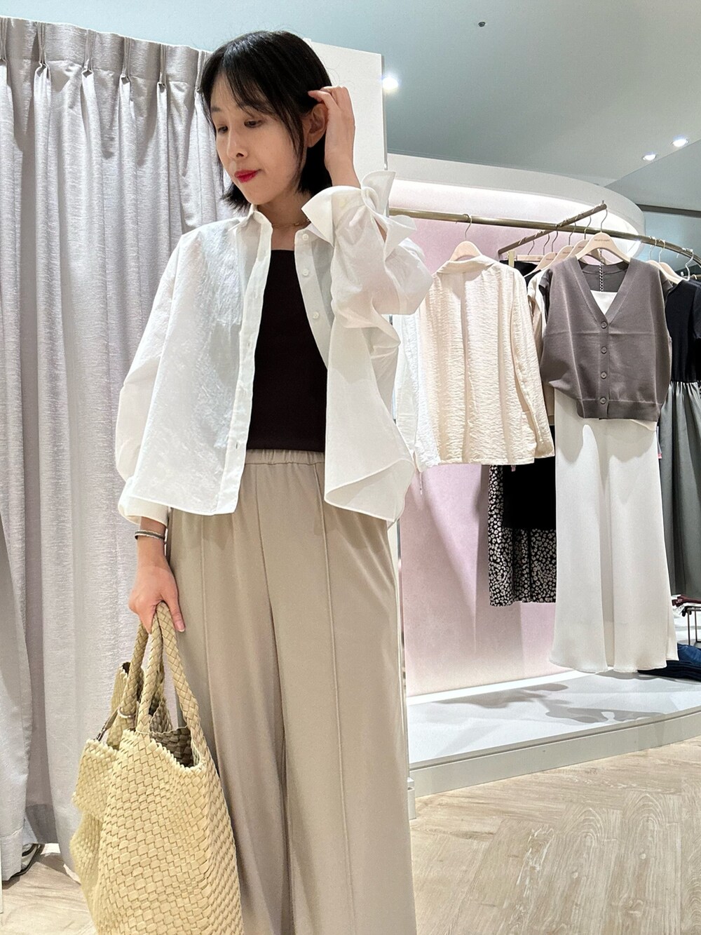 ブラウン系のキャミソール、ホワイト系のシャツ/ブラウス、ベージュ系のその他パンツを着用したレディースの夏コーディネートの4枚目の写真