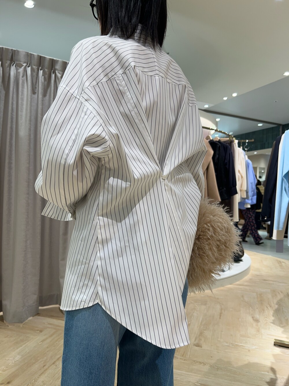 ホワイト系のTシャツ/カットソー、ホワイト系のシャツ/ブラウス、ベージュ系のショルダーバッグを着用したレディースの秋コーディネートの8枚目の写真