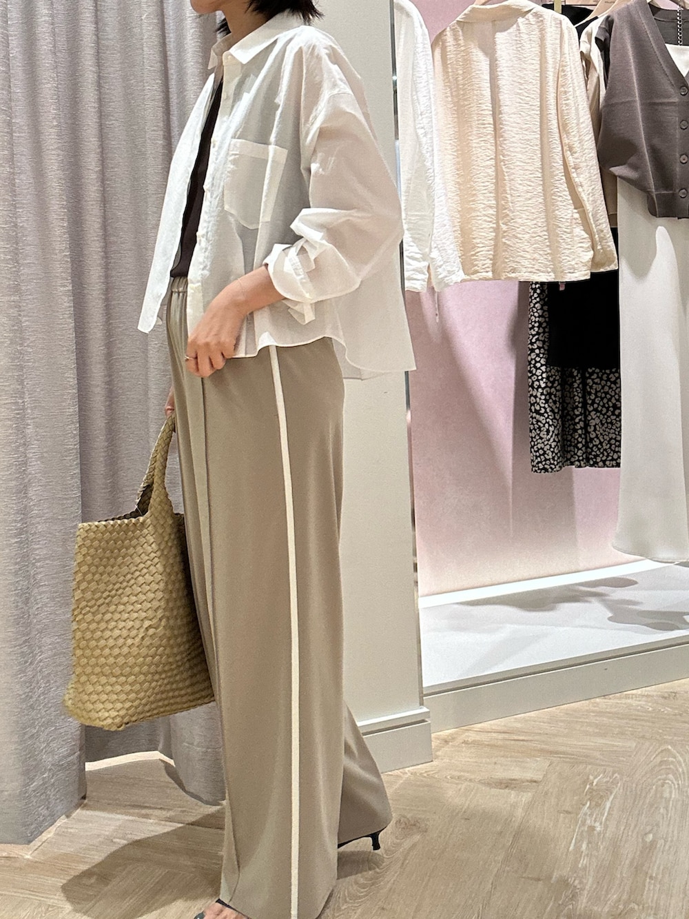 ブラウン系のキャミソール、ホワイト系のシャツ/ブラウス、ベージュ系のその他パンツを着用したレディースの夏コーディネートの3枚目の写真