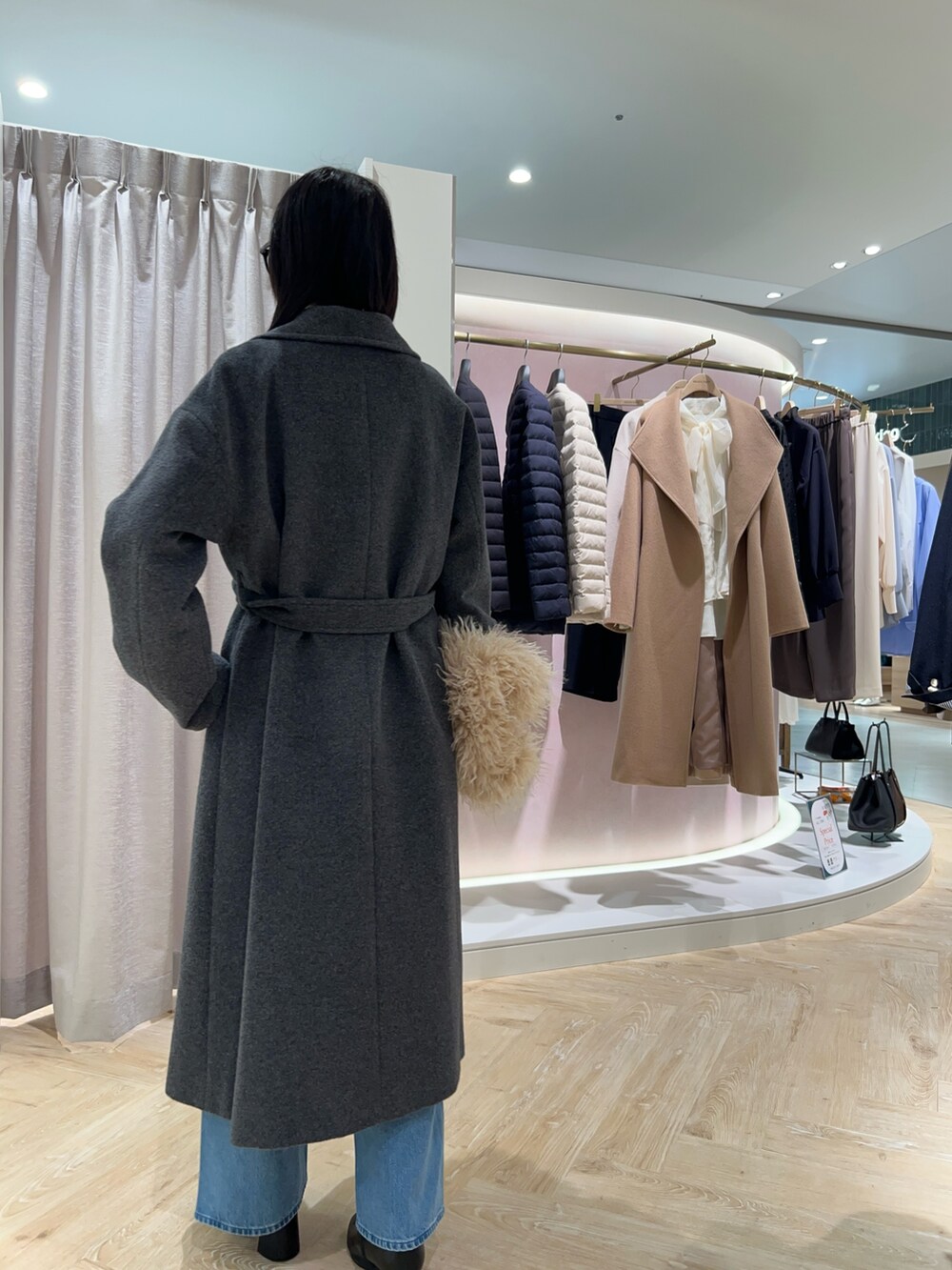 ホワイト系のTシャツ/カットソー、ホワイト系のシャツ/ブラウス、ベージュ系のショルダーバッグを着用したレディースの秋コーディネートの4枚目の写真