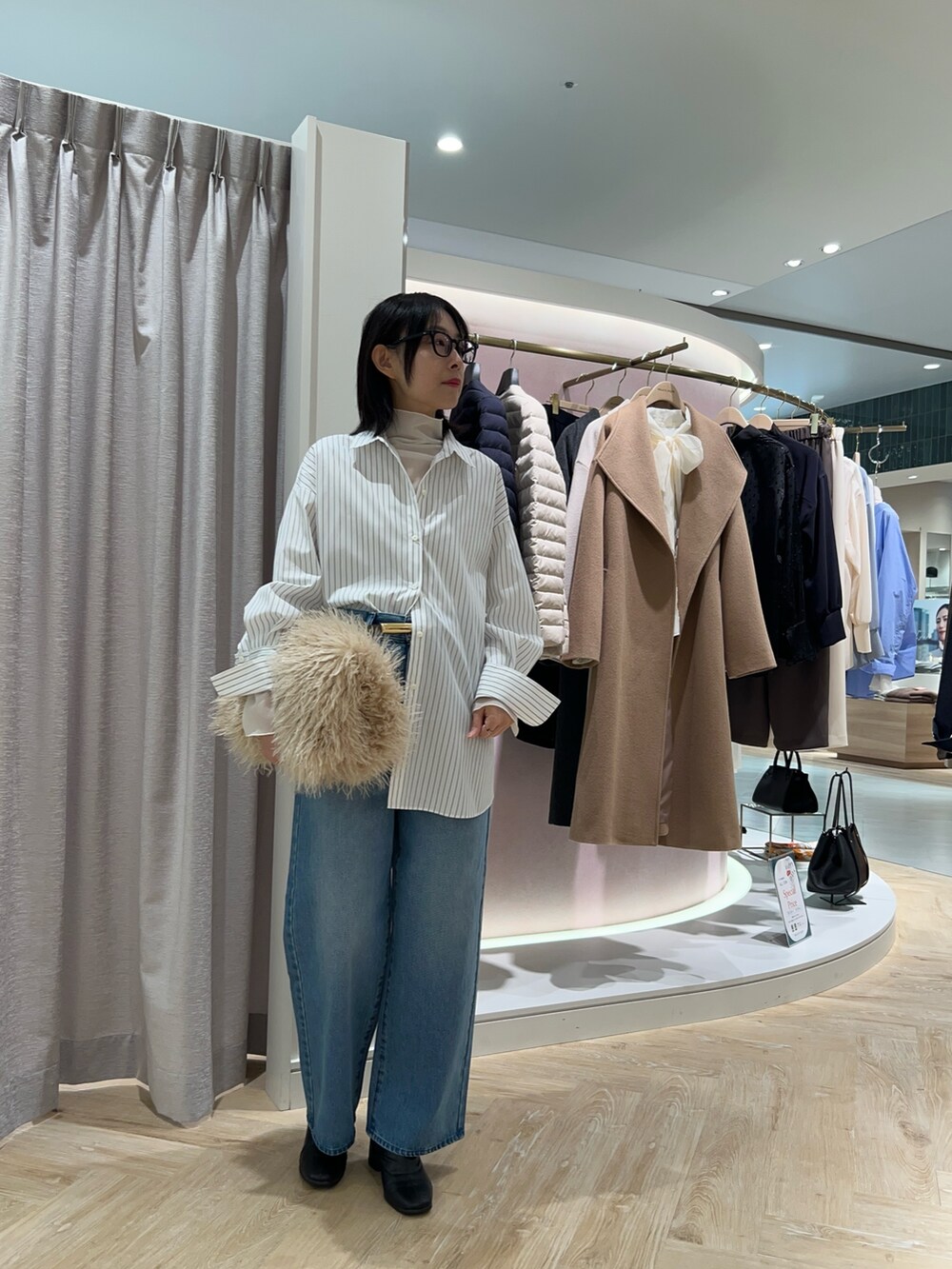 ホワイト系のTシャツ/カットソー、ホワイト系のシャツ/ブラウス、ベージュ系のショルダーバッグを着用したレディースの秋コーディネートの5枚目の写真