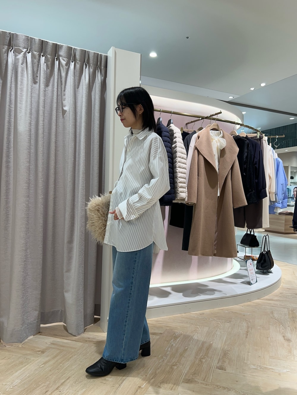 ホワイト系のTシャツ/カットソー、ホワイト系のシャツ/ブラウス、ベージュ系のショルダーバッグを着用したレディースの秋コーディネートの6枚目の写真