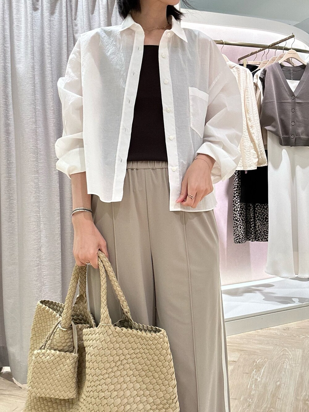 ブラウン系のキャミソール、ホワイト系のシャツ/ブラウス、ベージュ系のその他パンツを着用したレディースの夏コーディネートの5枚目の写真