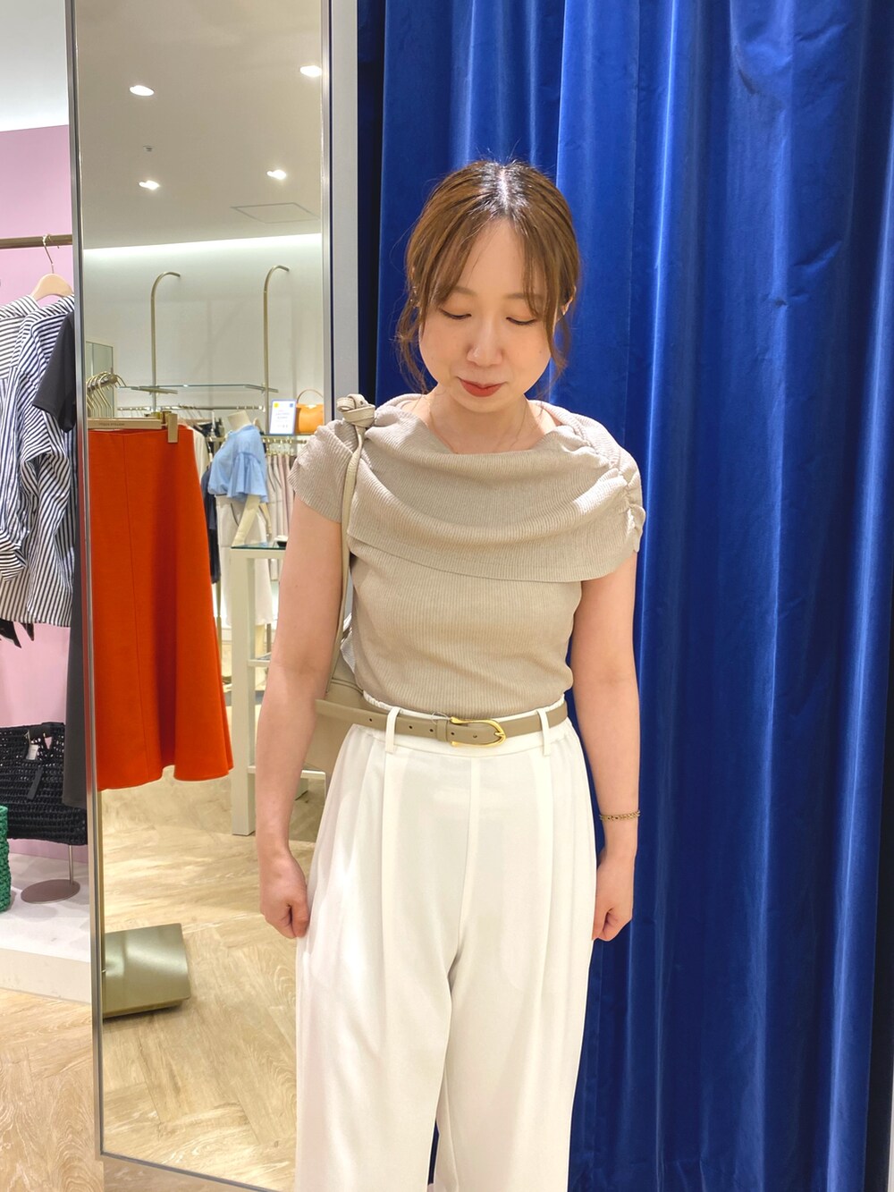 ベージュ系のニット/セーター、ホワイト系のその他パンツ、ホワイト系のショルダーバッグを着用したレディースの夏コーディネートの3枚目の写真