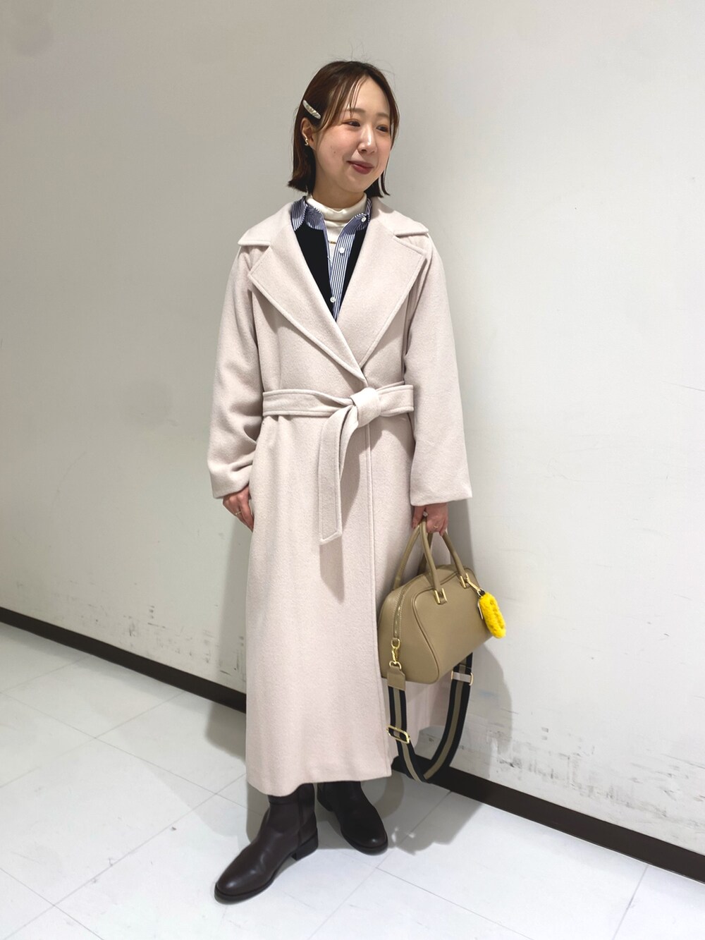ブルー系のワンピース、ホワイト系のニット/セーター、ホワイト系のシャツ/ブラウスを着用したレディースの冬コーディネートの9枚目の写真