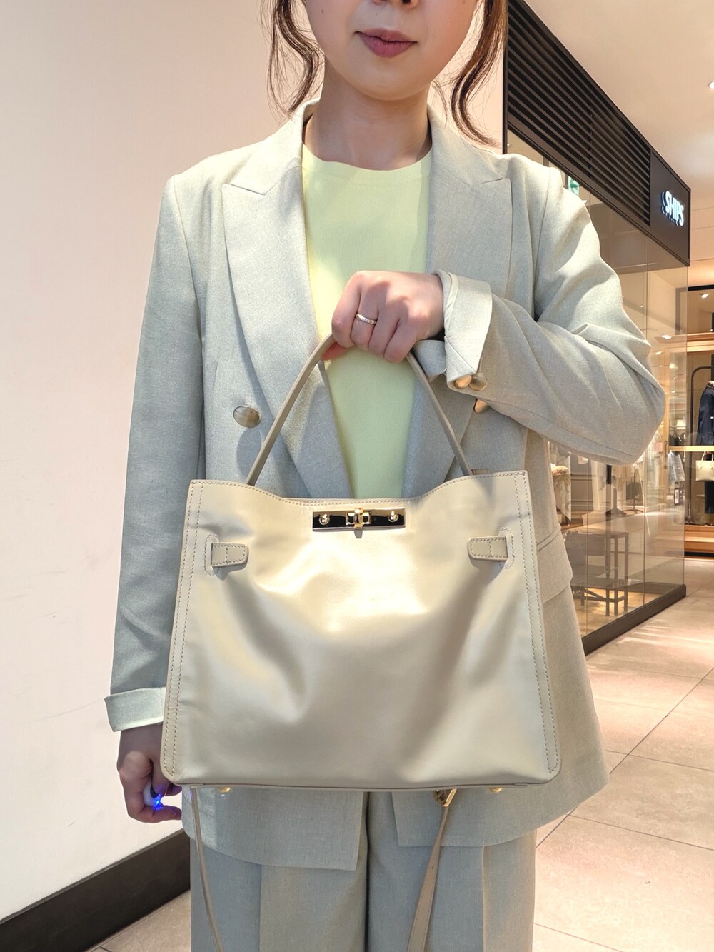 ベージュ系のテーラードジャケット、ベージュ系のその他パンツ、ベージュ系のカーディガン/ボレロを着用したレディースの春コーディネートの5枚目の写真