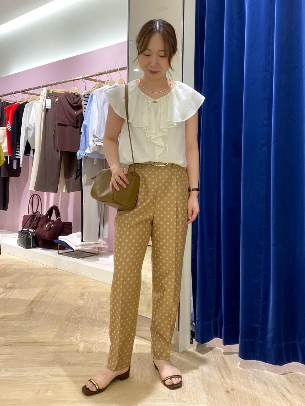 ホワイト系のシャツ/ブラウス、ブラウン系のショルダーバッグ、ベージュ系のその他パンツを着用したレディースの夏コーディネートの3枚目の写真