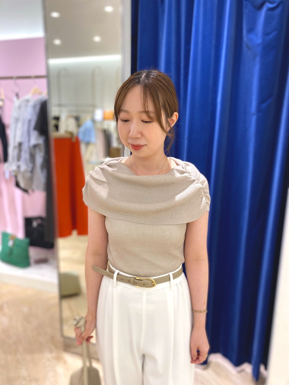 ベージュ系のニット/セーター、ホワイト系のその他パンツ、ホワイト系のショルダーバッグを着用したレディースの夏コーディネートの5枚目の写真