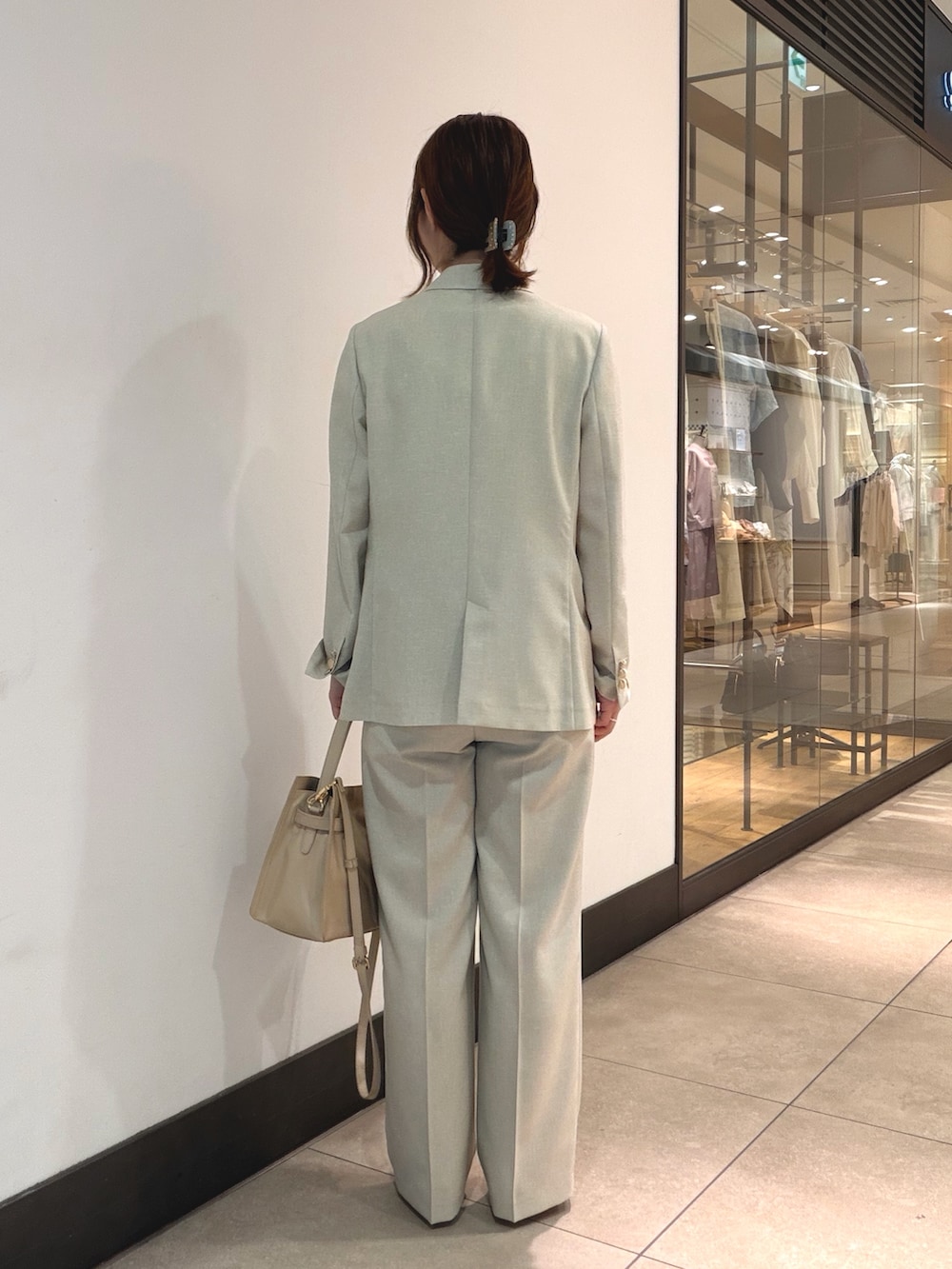 ベージュ系のテーラードジャケット、ベージュ系のその他パンツ、ベージュ系のカーディガン/ボレロを着用したレディースの春コーディネートの3枚目の写真