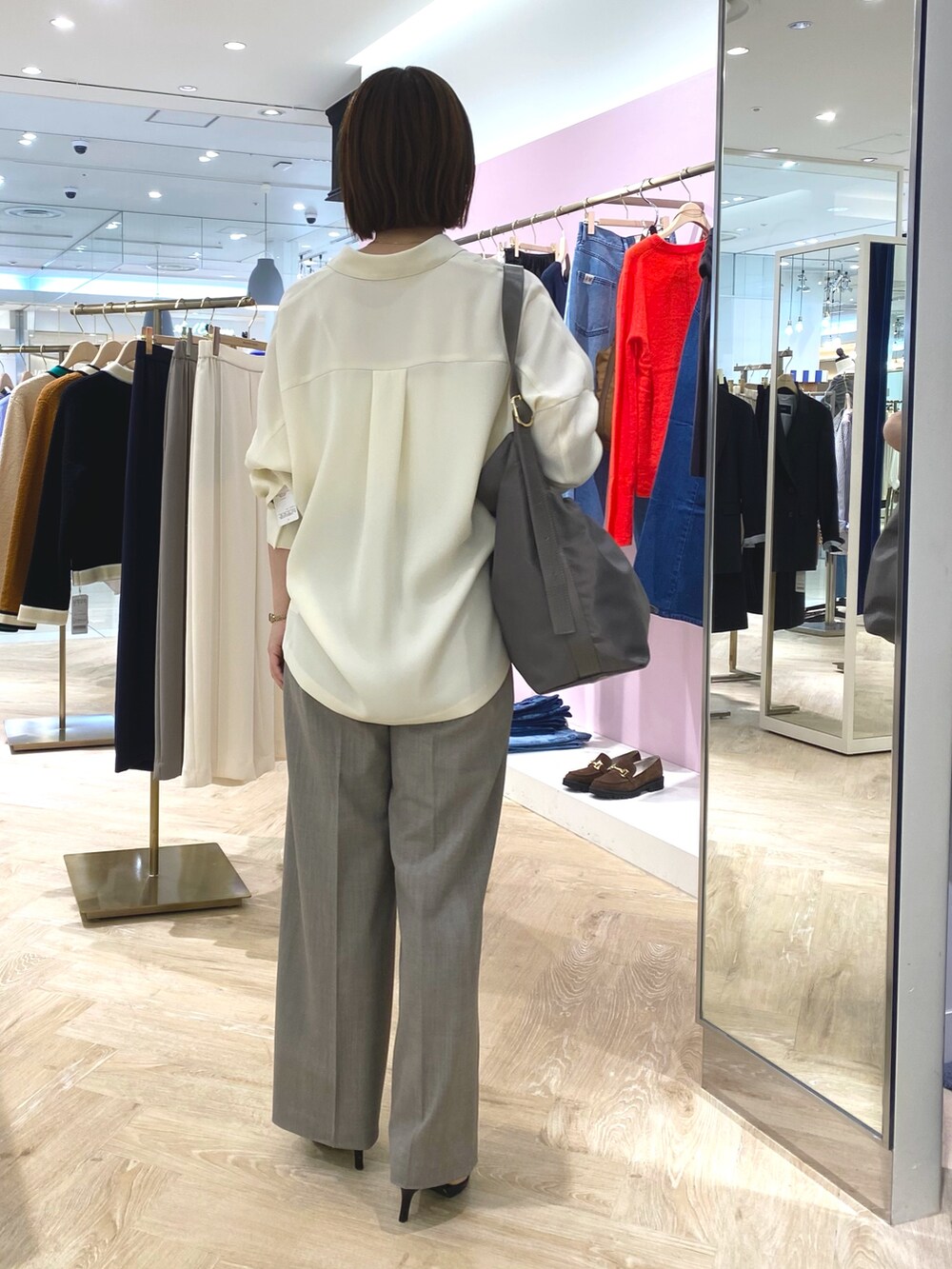 ブラウン系のその他パンツ、ホワイト系のシャツ/ブラウス、ブラウン系のテーラードジャケットを着用したレディースの秋コーディネートの4枚目の写真