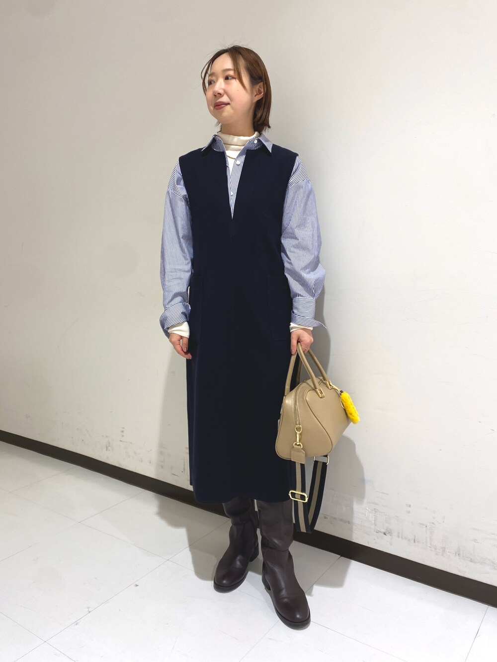 ブルー系のワンピース、ホワイト系のニット/セーター、ホワイト系のシャツ/ブラウスを着用したレディースの冬コーディネートの4枚目の写真