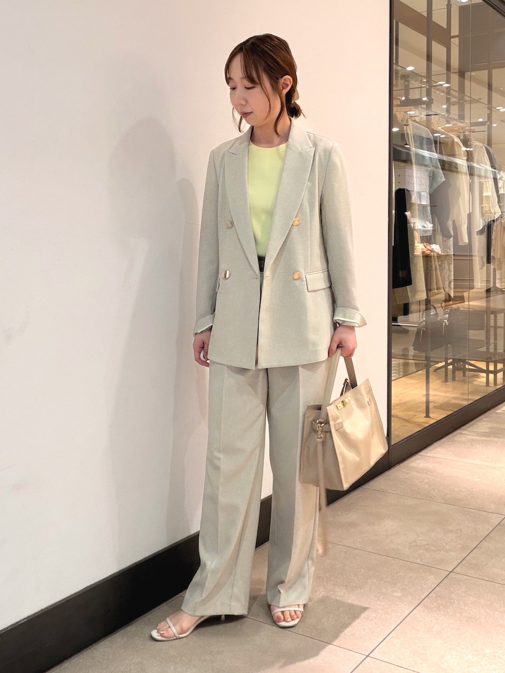 ベージュ系のその他パンツ、ベージュ系のテーラードジャケット、ベージュ系のトートバッグを着用したレディースの春コーディネートの6枚目の写真