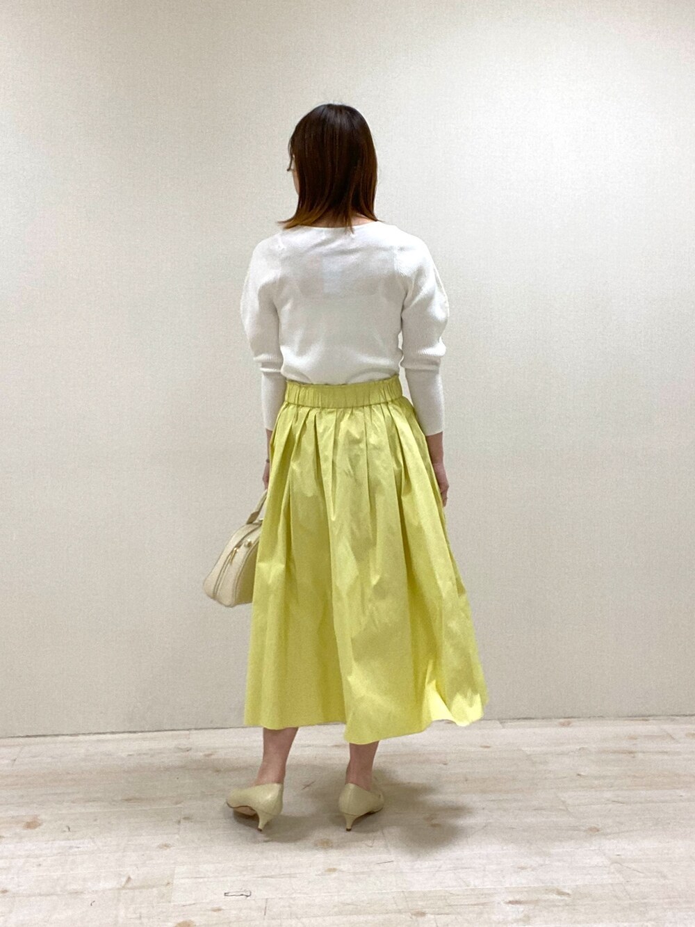 「きれいめカジュアル、キレイめコーデ、おでかけコーデ、デート、イエロースカート、フレアスカート、白ニット、フェミニン、きちんとスタイル、スカートスタイル、春コーデ、春ニット、パワショル、パワーストーン、パンプス」｜「NOLLEY’Sのプレーンパンプス（パンプス、ホワイト系）」を使った、aikoさん（レディース・158cm）の冬コーディネートの4枚目の写真