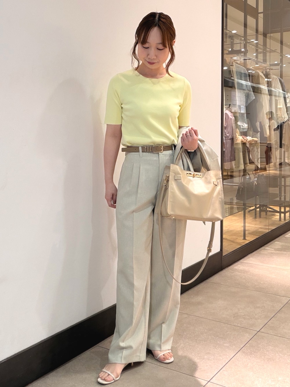 ベージュ系のその他パンツ、ベージュ系のテーラードジャケット、ベージュ系のトートバッグを着用したレディースの春コーディネートの2枚目の写真