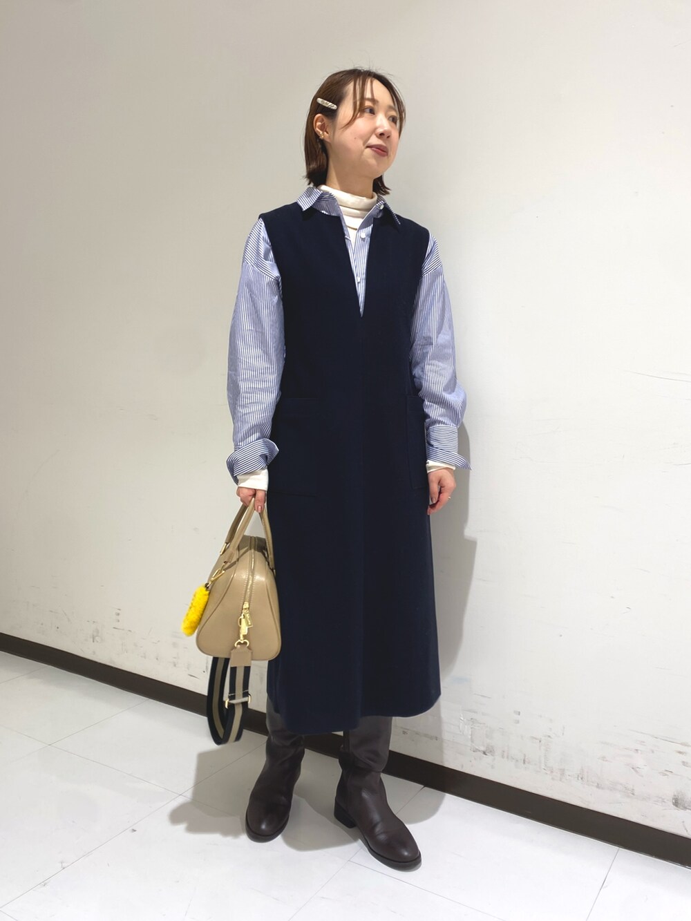 ブルー系のワンピース、ホワイト系のニット/セーター、ホワイト系のシャツ/ブラウスを着用したレディースの冬コーディネートの2枚目の写真
