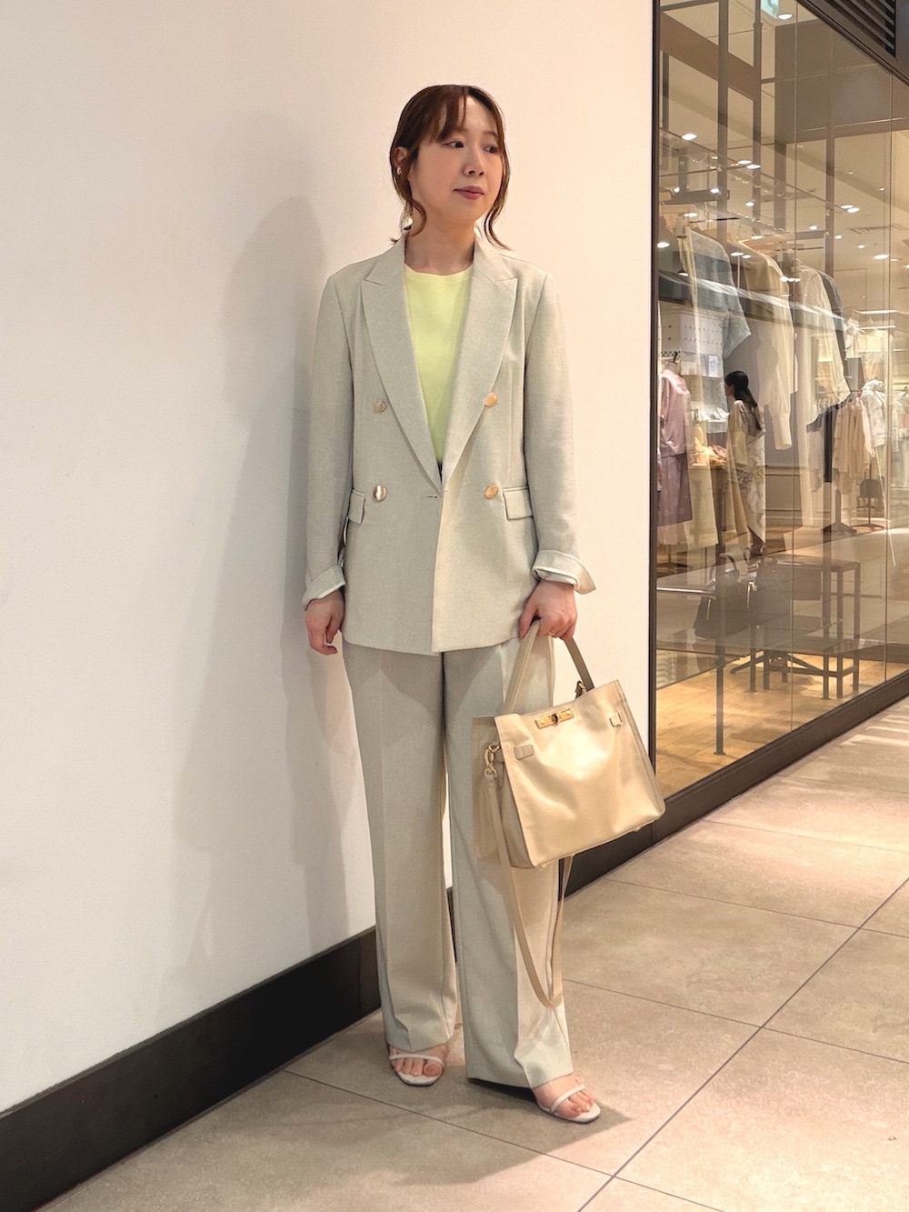 ベージュ系のテーラードジャケット、ベージュ系のその他パンツ、ベージュ系のカーディガン/ボレロを着用したレディースの春コーディネートの2枚目の写真