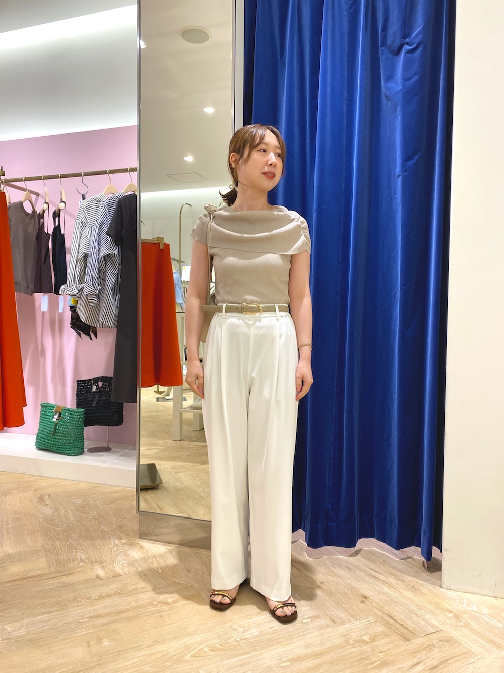 ベージュ系のニット/セーター、ホワイト系のその他パンツ、ホワイト系のショルダーバッグを着用したレディースの夏コーディネートの2枚目の写真