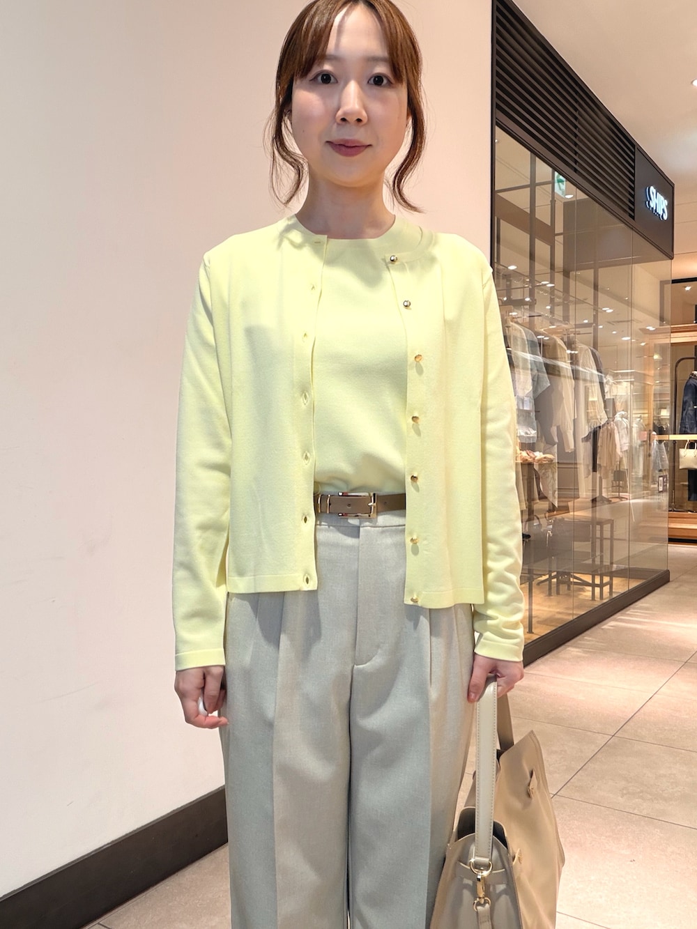 ベージュ系のその他パンツ、ベージュ系のテーラードジャケット、ベージュ系のトートバッグを着用したレディースの春コーディネートの3枚目の写真