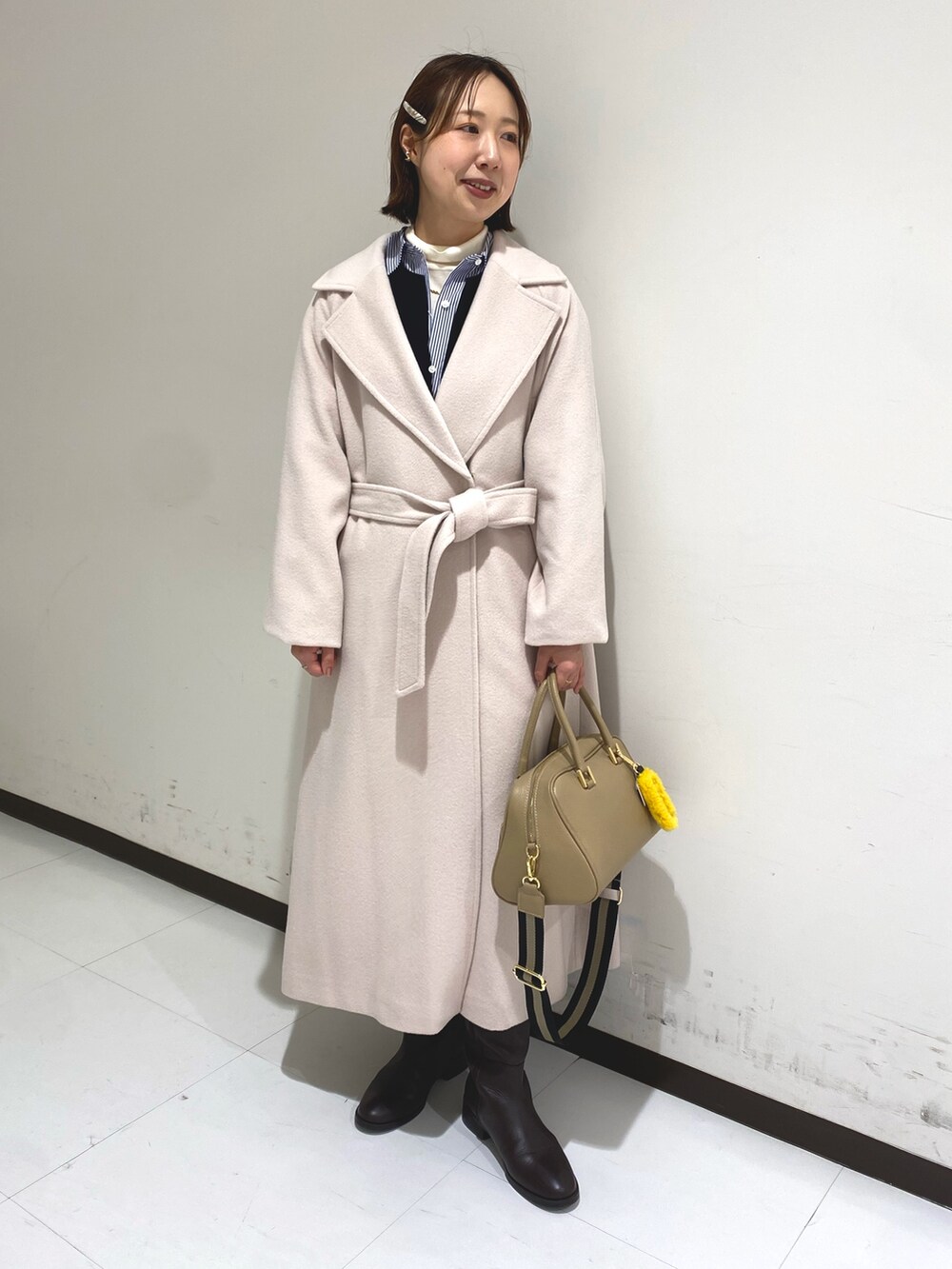 ブルー系のワンピース、ホワイト系のニット/セーター、ホワイト系のシャツ/ブラウスを着用したレディースの冬コーディネートの8枚目の写真