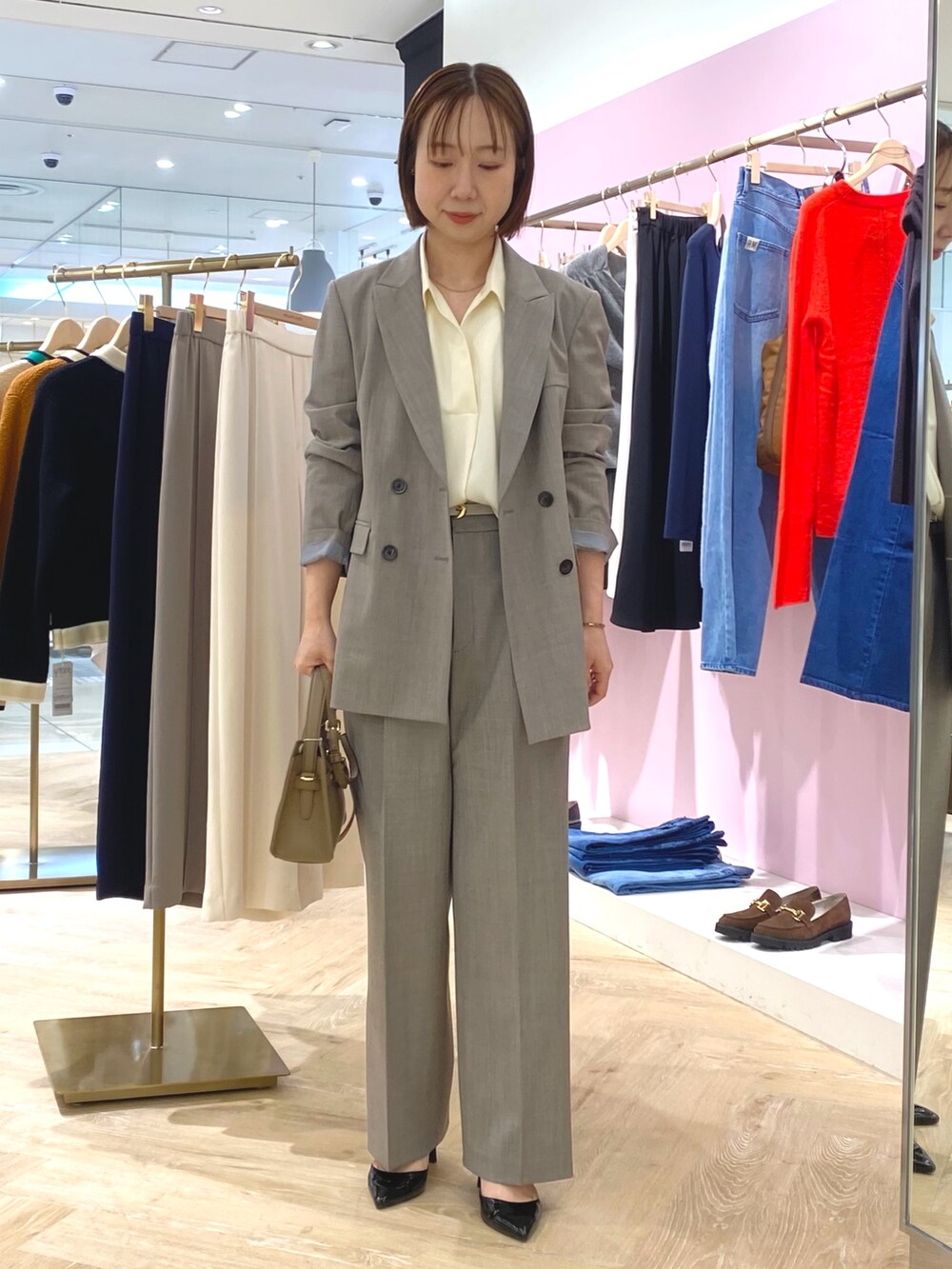 ブラウン系のその他パンツ、ホワイト系のシャツ/ブラウス、ブラウン系のテーラードジャケットを着用したレディースの秋コーディネートの7枚目の写真