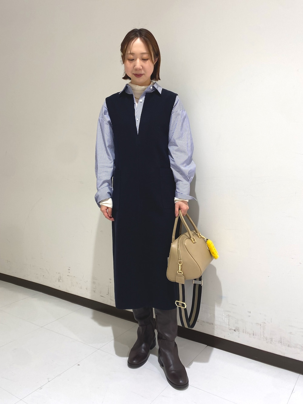 ブルー系のワンピース、ホワイト系のニット/セーター、ホワイト系のシャツ/ブラウスを着用したレディースの冬コーディネートの3枚目の写真