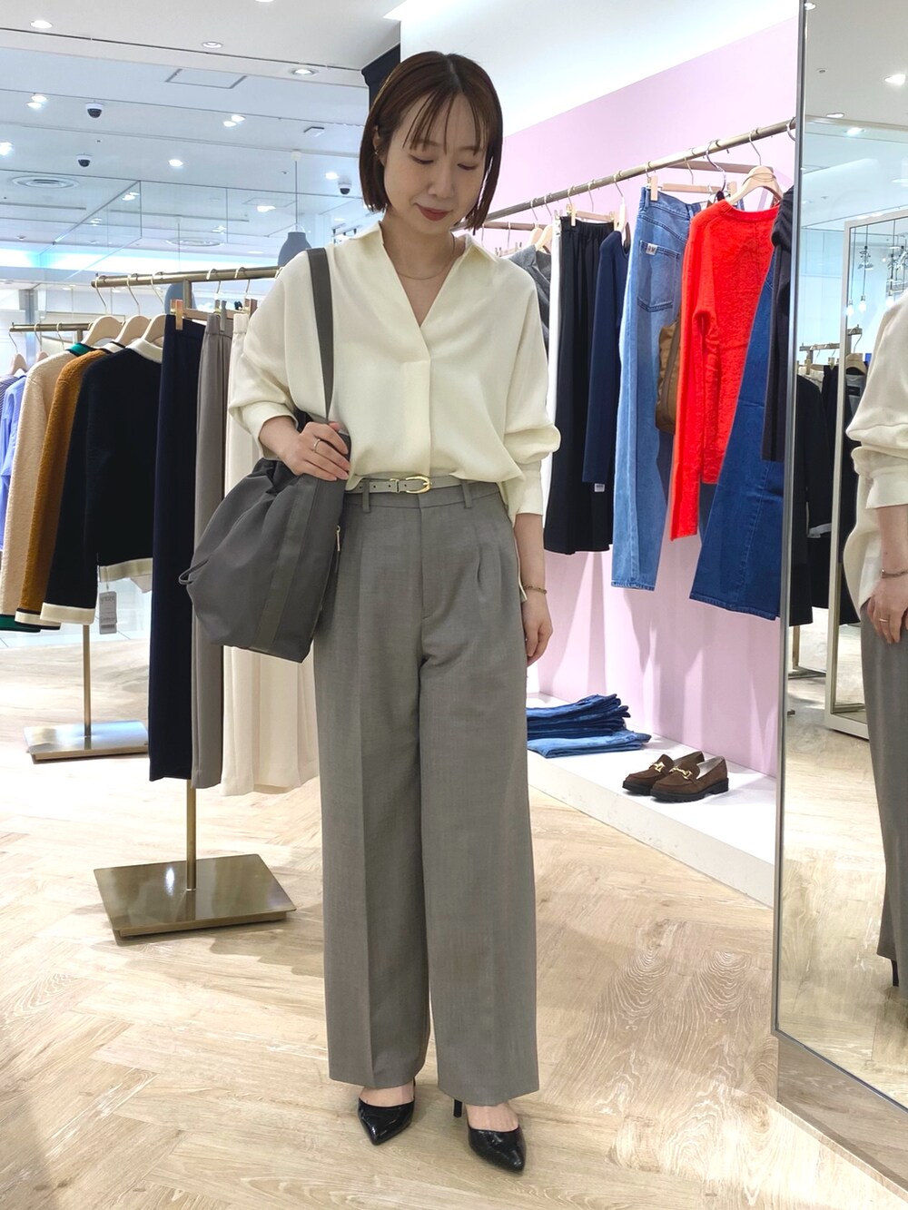 ブラウン系のその他パンツ、ホワイト系のシャツ/ブラウス、ブラウン系のテーラードジャケットを着用したレディースの秋コーディネートの2枚目の写真