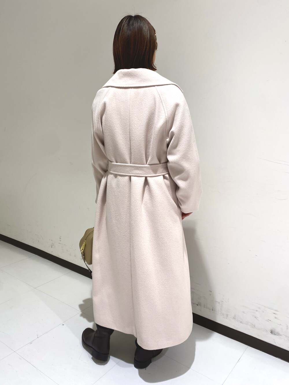 ブルー系のワンピース、ホワイト系のニット/セーター、ホワイト系のシャツ/ブラウスを着用したレディースの冬コーディネートの10枚目の写真