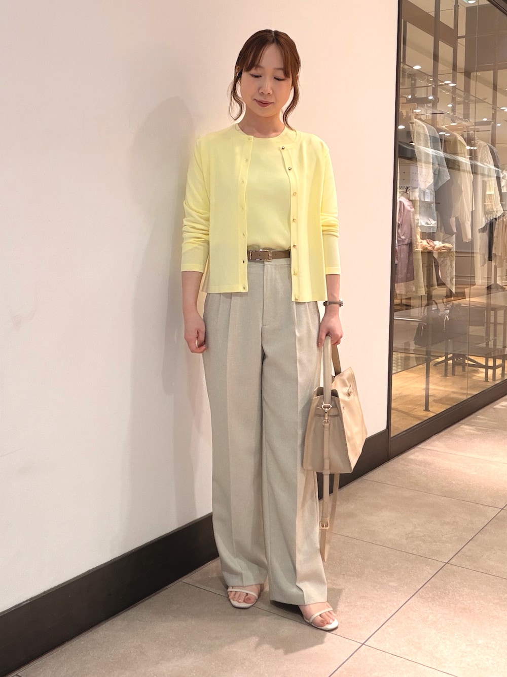 ベージュ系のテーラードジャケット、ベージュ系のその他パンツ、ベージュ系のカーディガン/ボレロを着用したレディースの春コーディネートの8枚目の写真