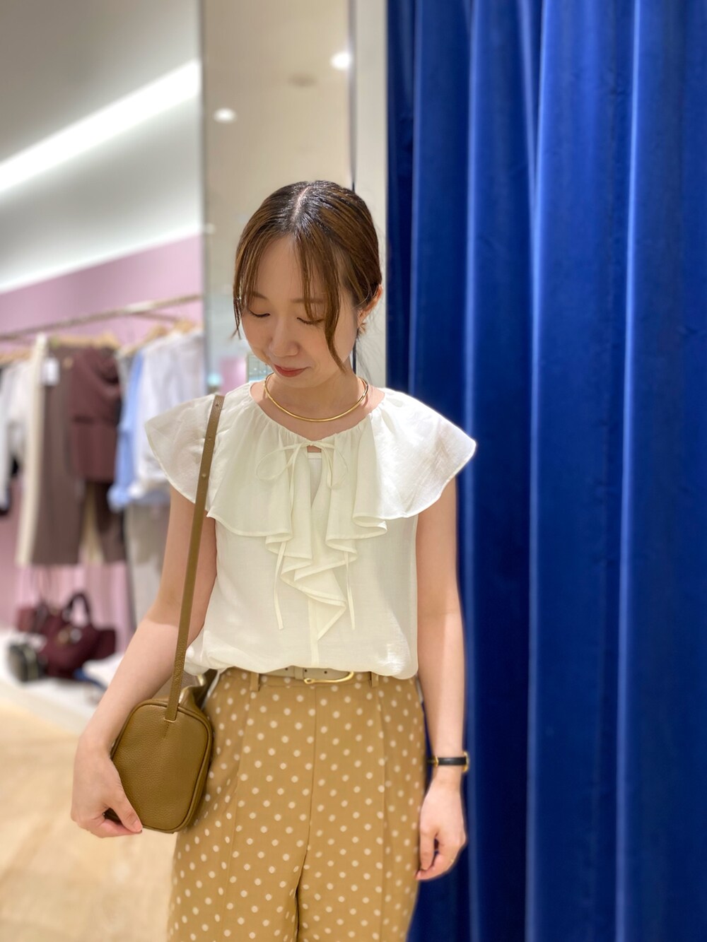 ホワイト系のシャツ/ブラウス、ブラウン系のショルダーバッグ、ベージュ系のその他パンツを着用したレディースの夏コーディネートの4枚目の写真