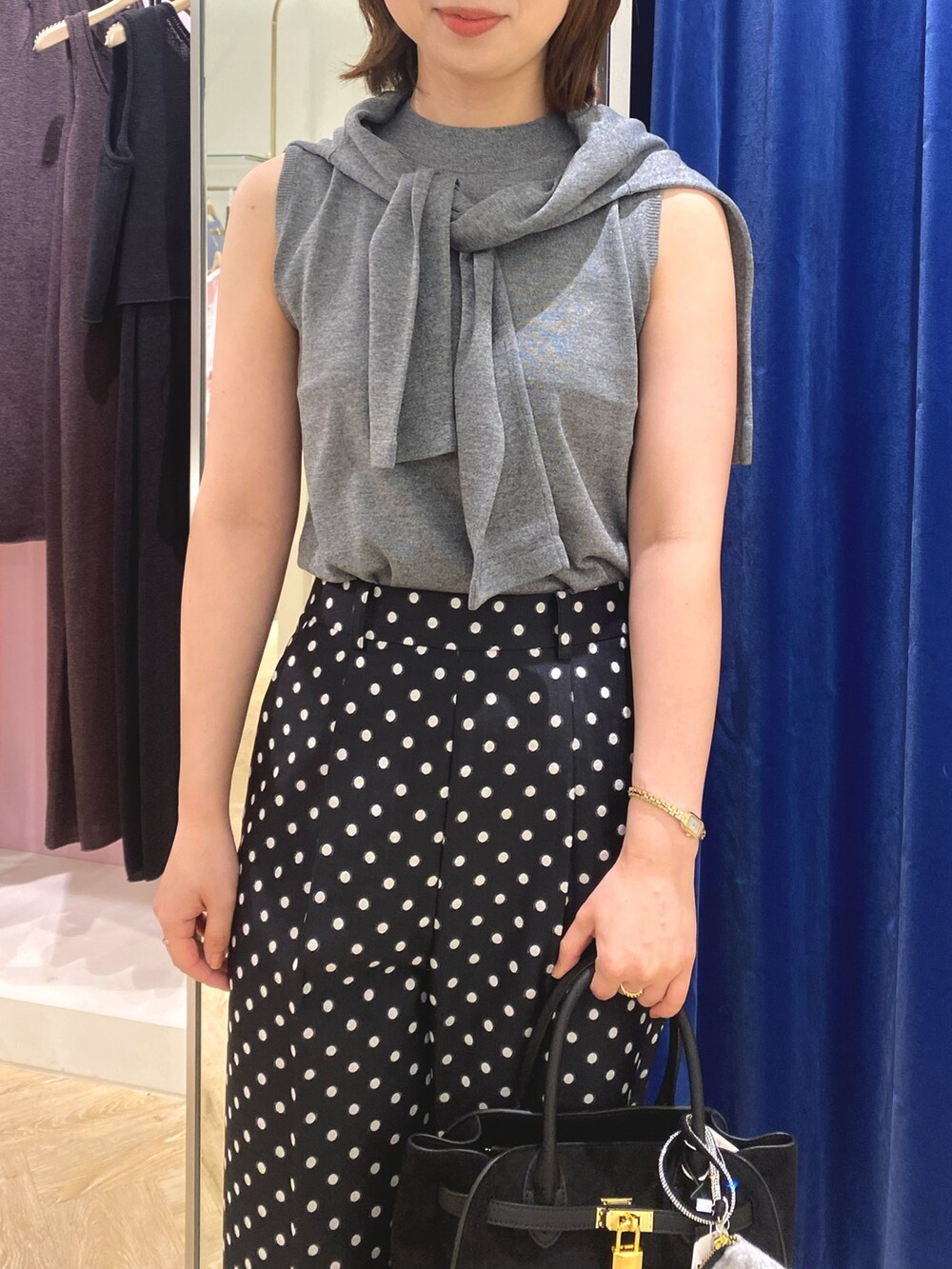 ブラック系のその他パンツ、グレー系のカーディガン/ボレロ、ブラック系のトートバッグを着用したレディースの秋コーディネートの4枚目の写真